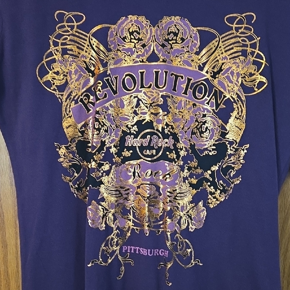 Hard Rock Cafe Plum Gold Graphic V-Neck Tee PITTSBURGH - Picture 3 of 3